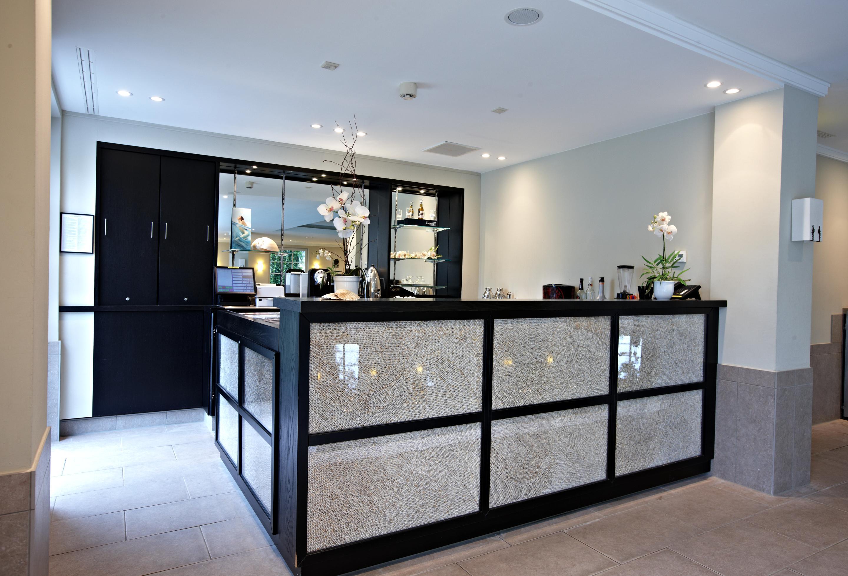 Strandhotel Zingst Dış mekan fotoğraf Reception desk at the hotel