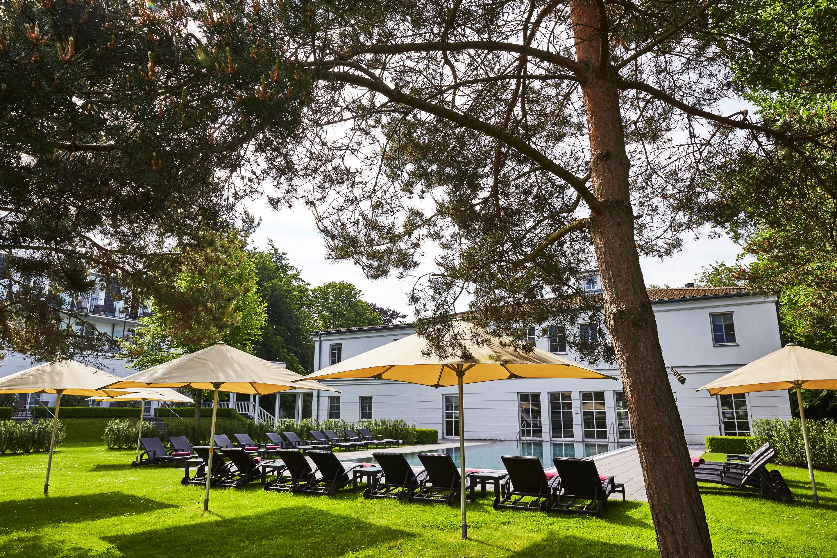 Strandhotel Zingst Dış mekan fotoğraf The garden of the hotel