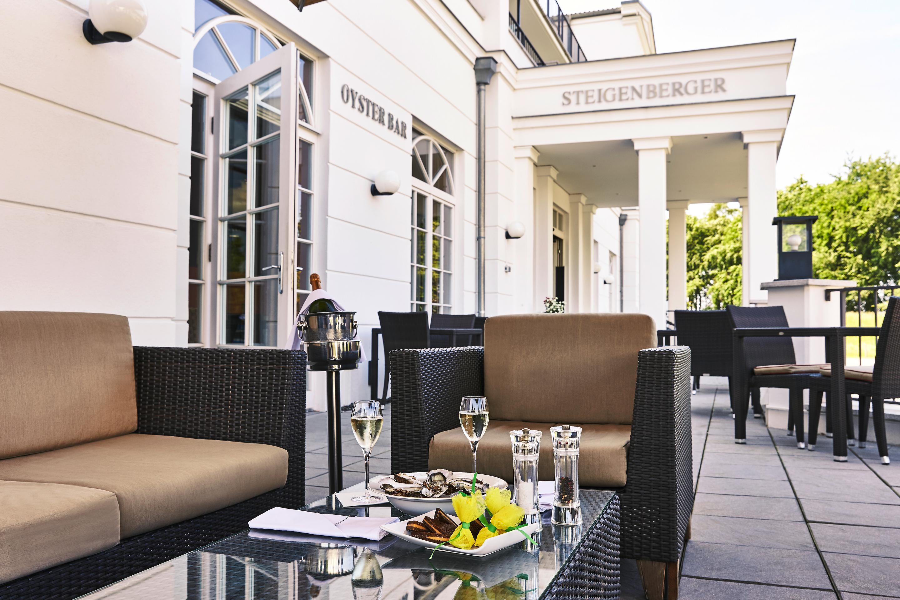 Strandhotel Zingst Dış mekan fotoğraf The hotel's terrace