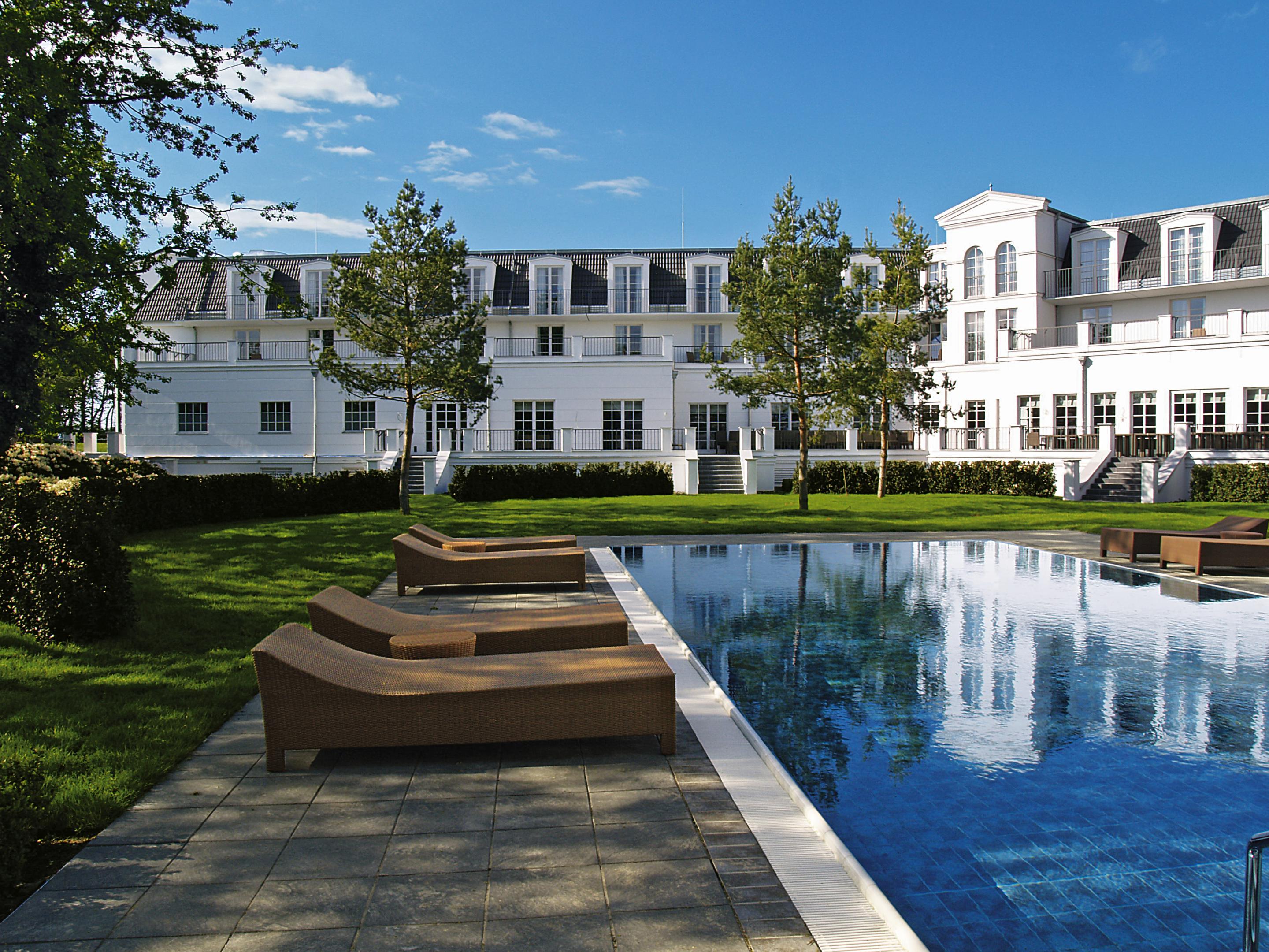 Strandhotel Zingst Dış mekan fotoğraf The swimming pool at the hotel