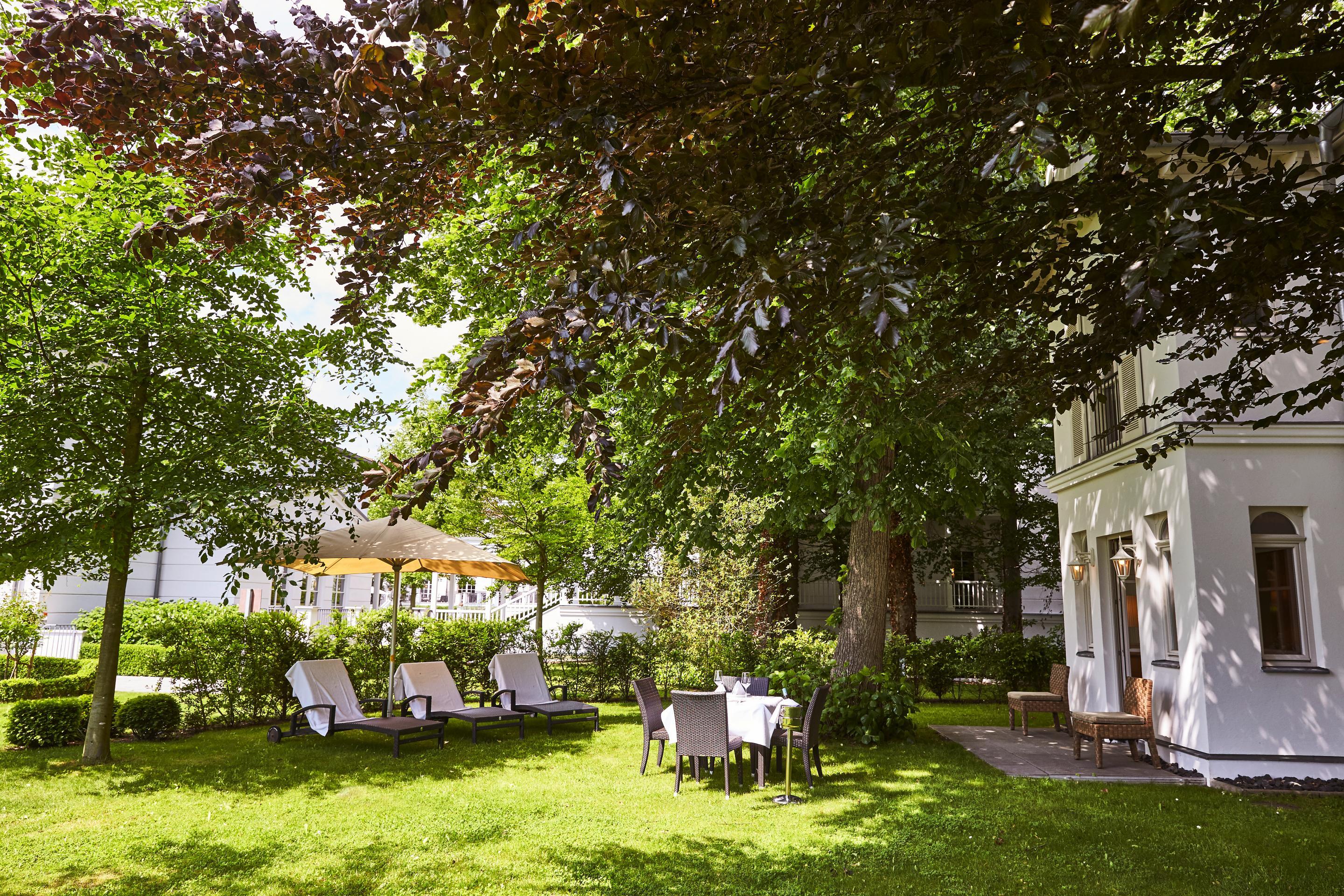 Strandhotel Zingst Dış mekan fotoğraf The garden of the hotel