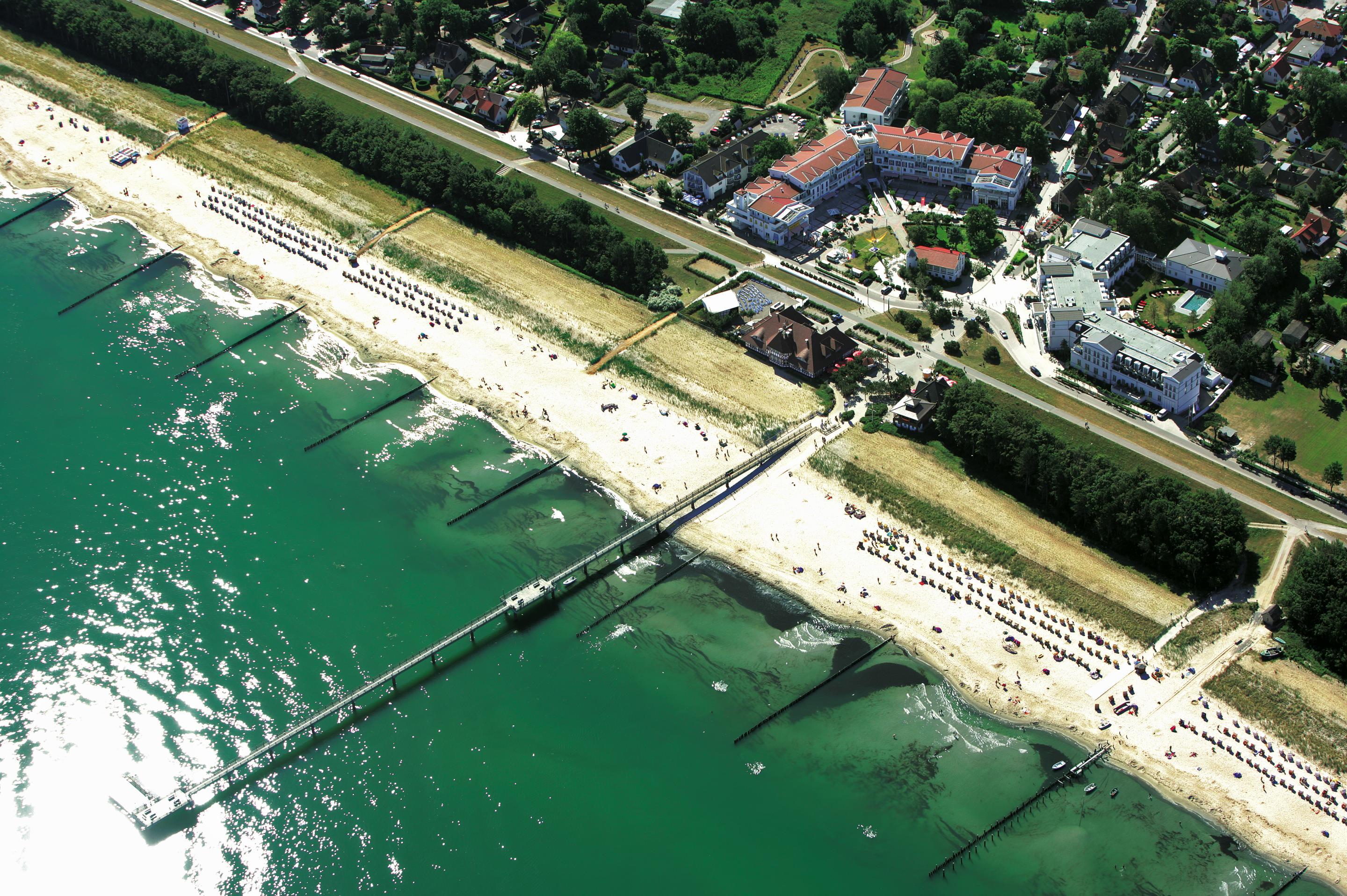 Strandhotel Zingst Dış mekan fotoğraf Aerial view of the beach