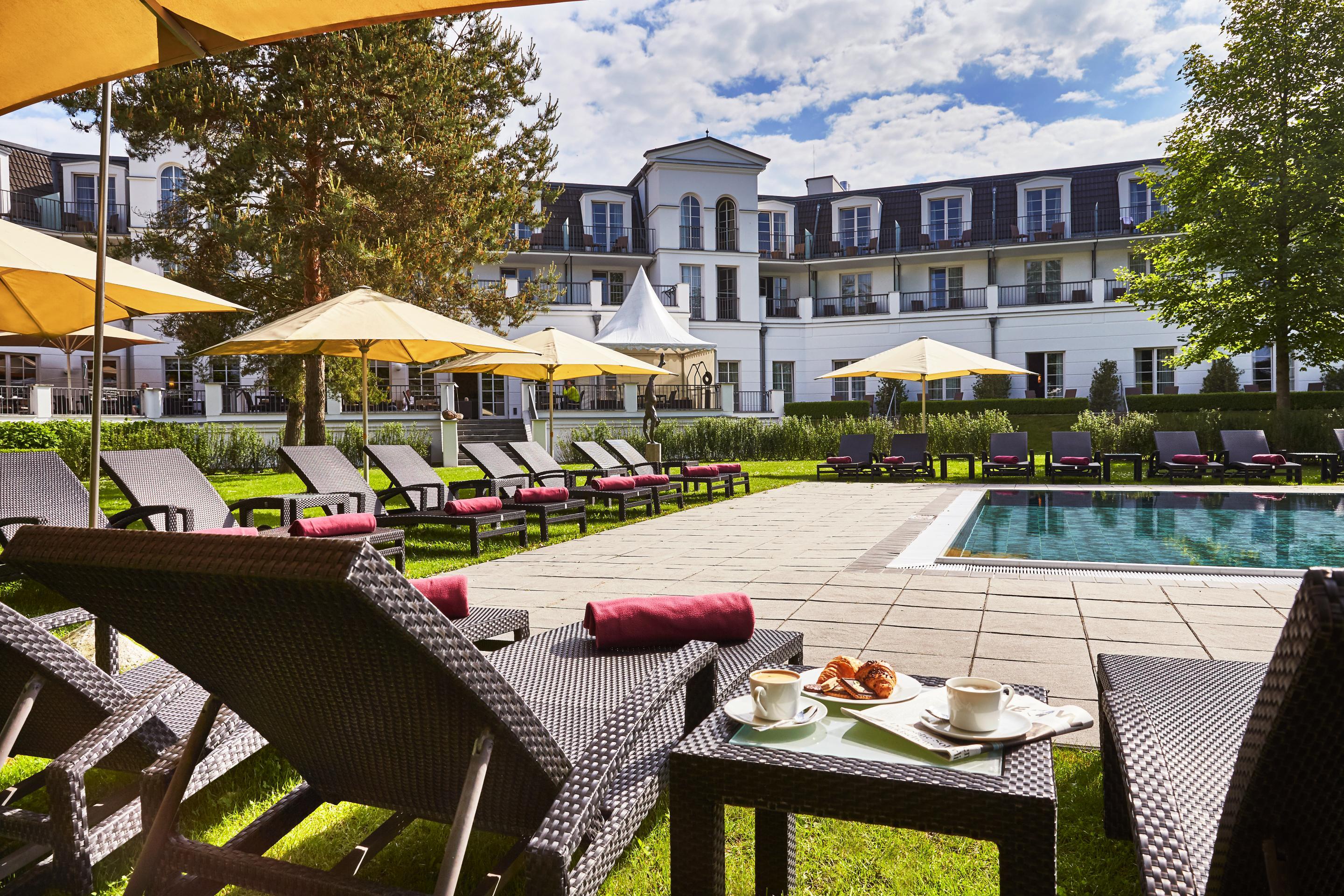 Strandhotel Zingst Dış mekan fotoğraf The Hotel's swimming pool