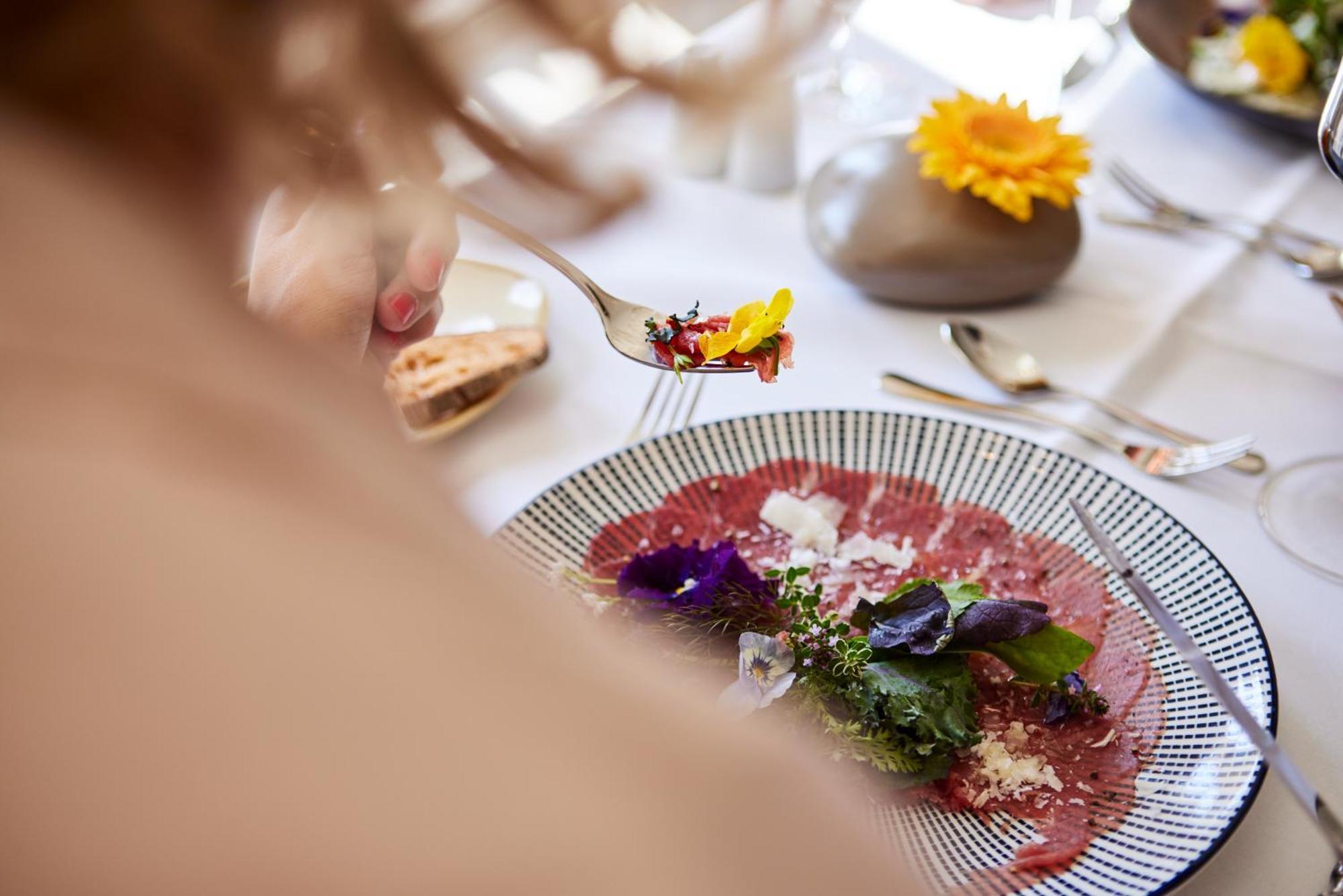 Strandhotel Zingst Dış mekan fotoğraf A salad with edible flowers