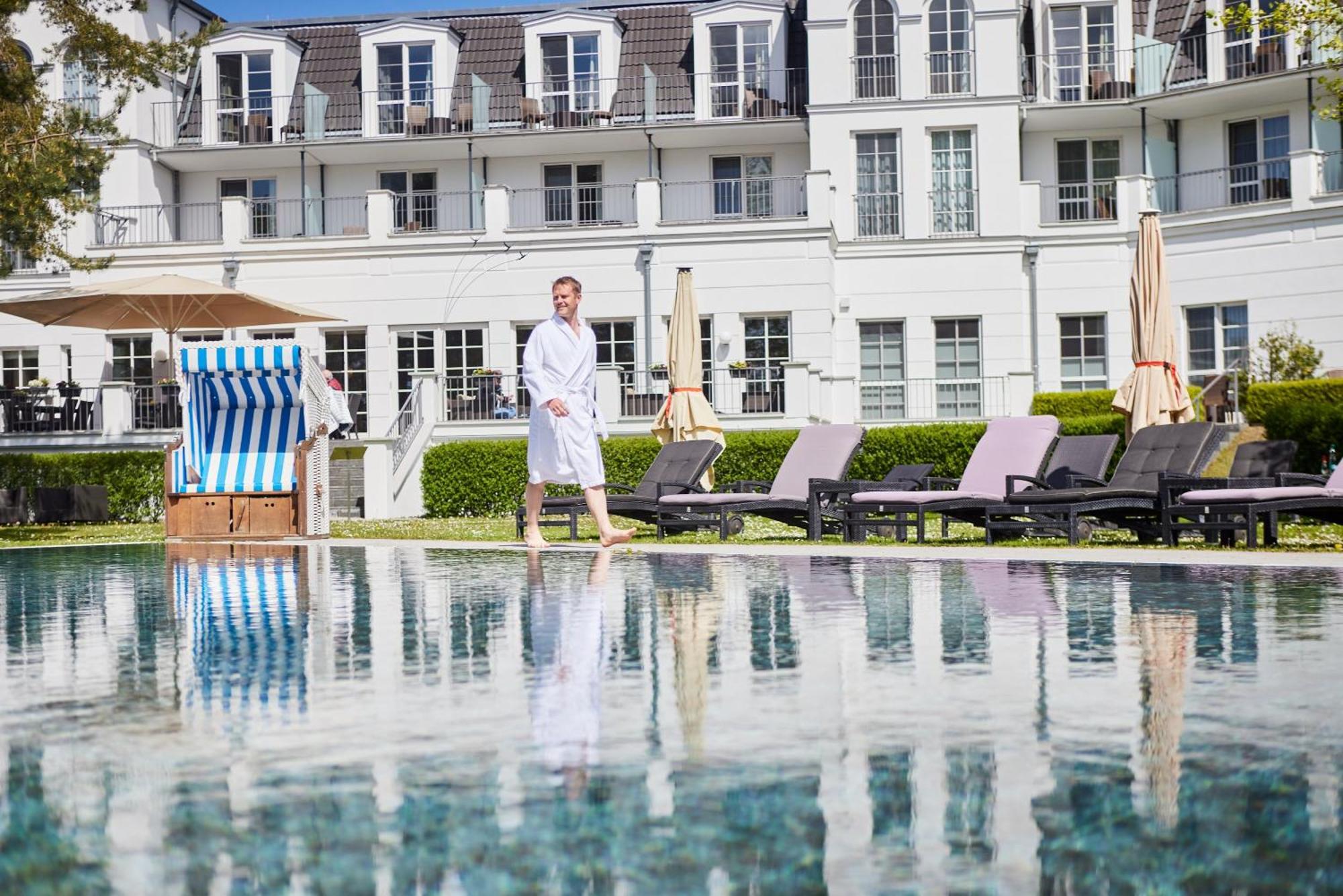 Strandhotel Zingst Dış mekan fotoğraf The swimming pool at the Hotel Axelmannstein