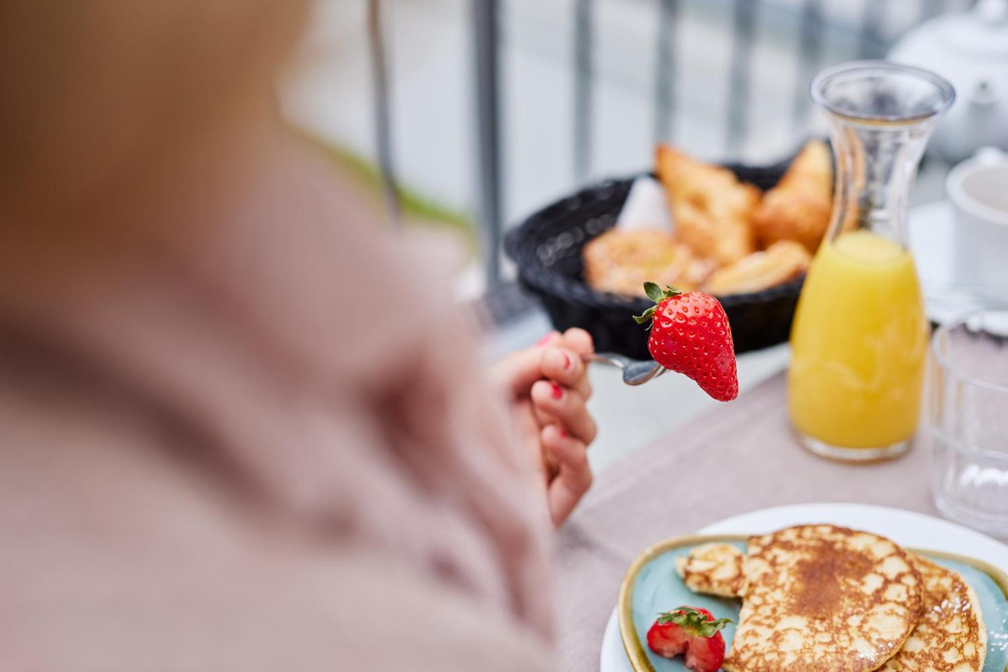 Strandhotel Zingst Dış mekan fotoğraf A woman eating a healthy breakfast