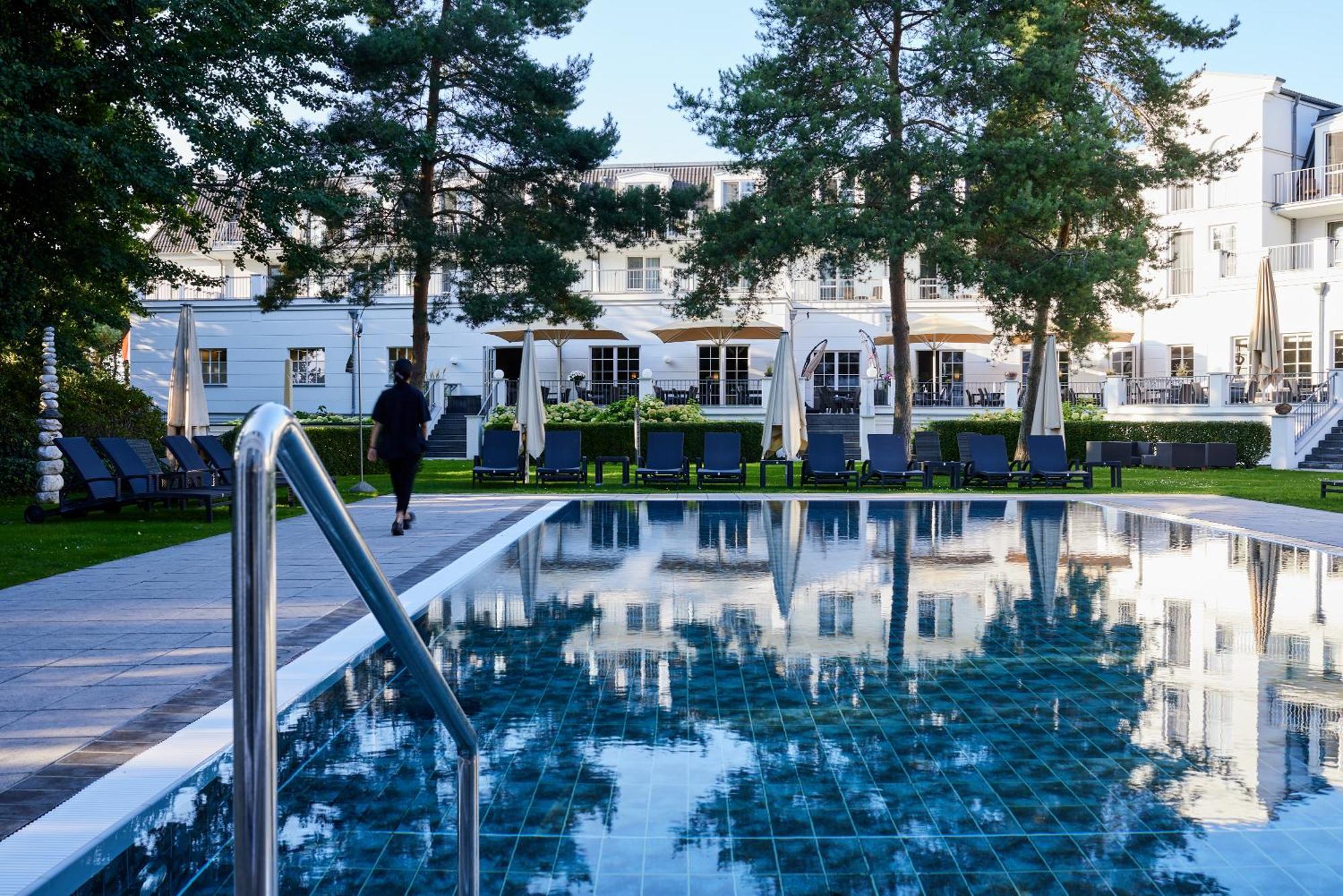 Strandhotel Zingst Dış mekan fotoğraf The swimming pool at the hotel