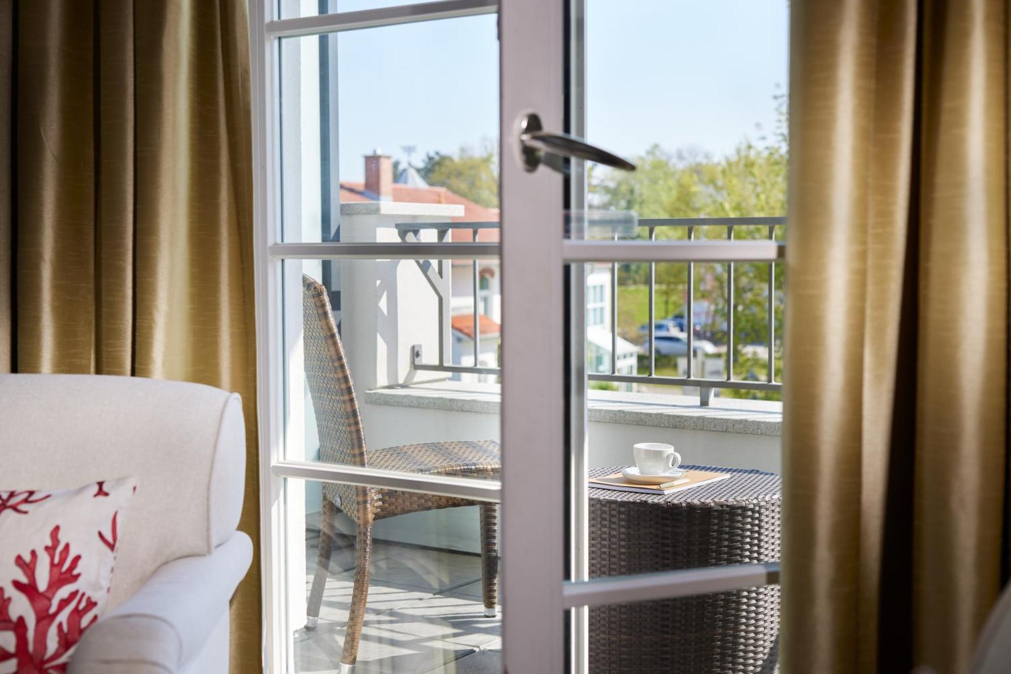 Strandhotel Zingst Dış mekan fotoğraf A French door