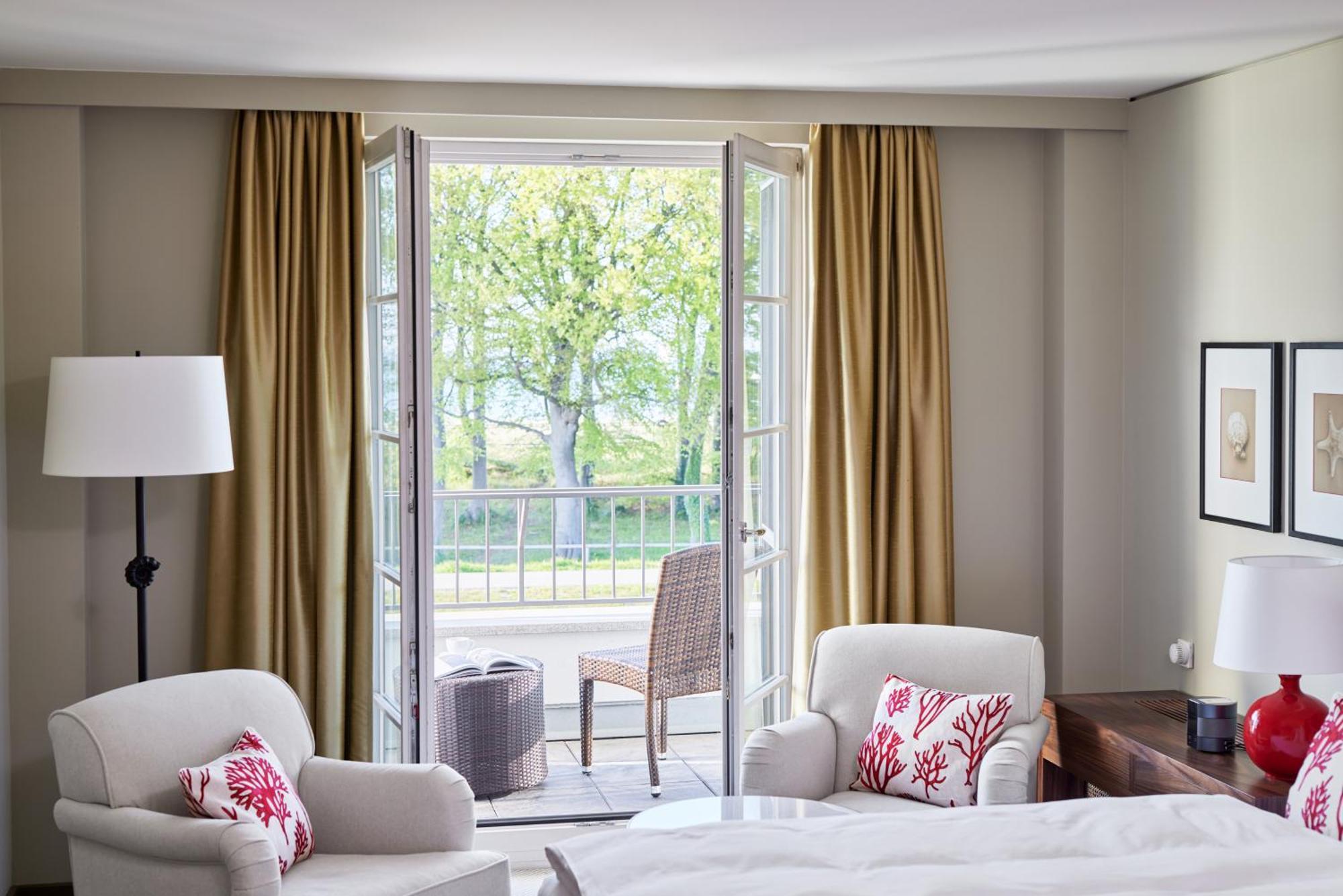 Strandhotel Zingst Dış mekan fotoğraf A guest room at The Ivy Hotel